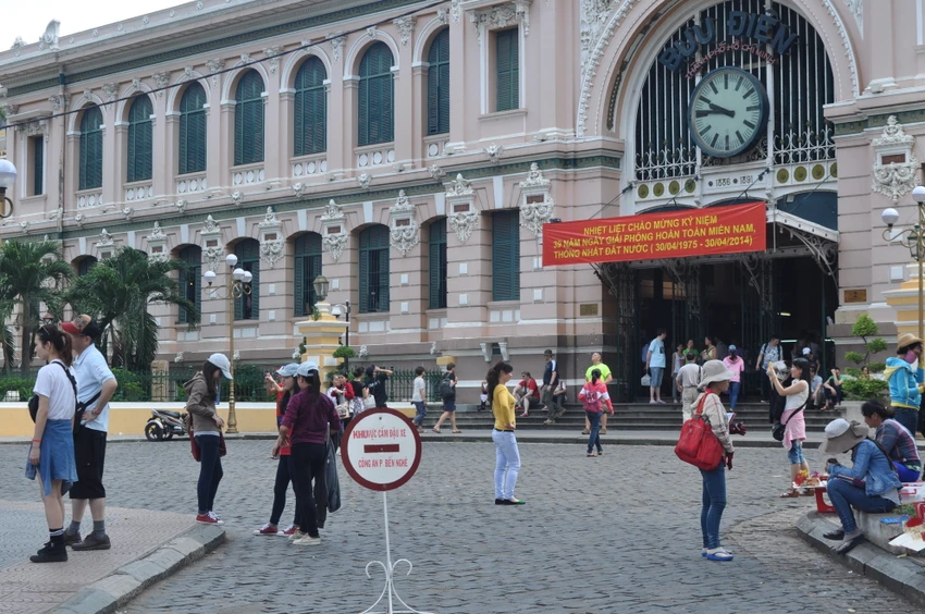 Trời nắng đẹp, người dân TP.HCM nô nức chơi lễ ảnh 9 Trời nắng đẹp, người dân TP.HCM nô nức chơi lễ ảnh 9